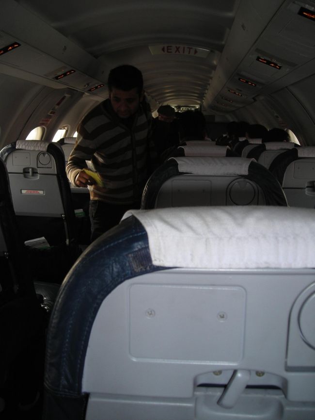 飛行機は1-2席で25人くらい乗れるだろうか・・という大きさ。<br /><br />