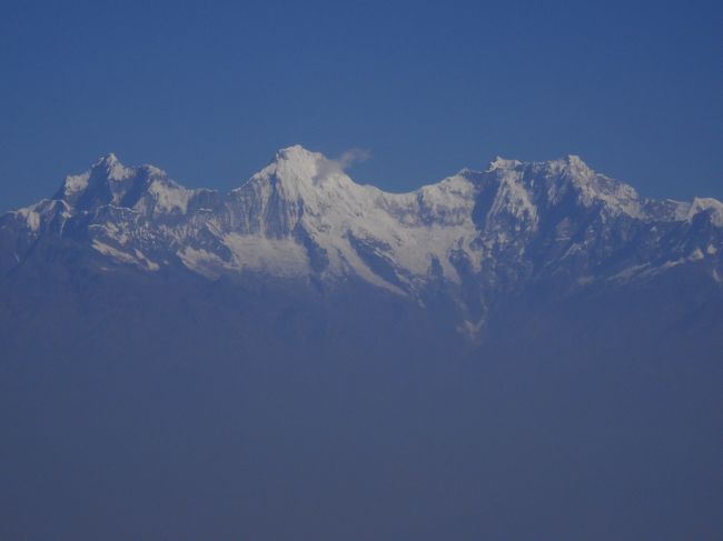 飛行機の窓からはヒマラヤ山脈を目線に見ることが出来る。<br /><br />ずーーっとこんな感じの風景。<br /><br />コーヒーのサービス(インスタントコーヒー、お湯をくれるので自分で溶く)を受けて、のんびり景色を眺めていたらあっという間にポカラに着陸。(飛行時間30分弱)<br />