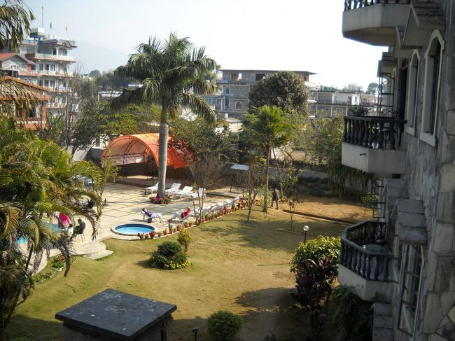 ホテルの予約はしていなかった。<br />とりあえず目星をつけていたレイクサイドのBarahi Hotelまでタクシーで行く。(200ルピー)<br /><br />部屋を見せてもらう。３階で景色が良くて、テラスもあって、エアコンもあって、広々とした綺麗なデラックスルーム。１泊94USドル。<br />「もっと安いスタンダードルームは？」と尋ねると、「スタンダードは山に面していないので景色が良くないし、エアコンも付いていない。３泊してくれるのならディスカウントします。１泊75USドルで朝食・税金込み」と提案された。<br />それなら・・と、この部屋に決定！<br /><br />ホテルにはプールもある。泳げるような気温ではないが。<br />が、１人泳いでいる人がいた！白人のオジサン。