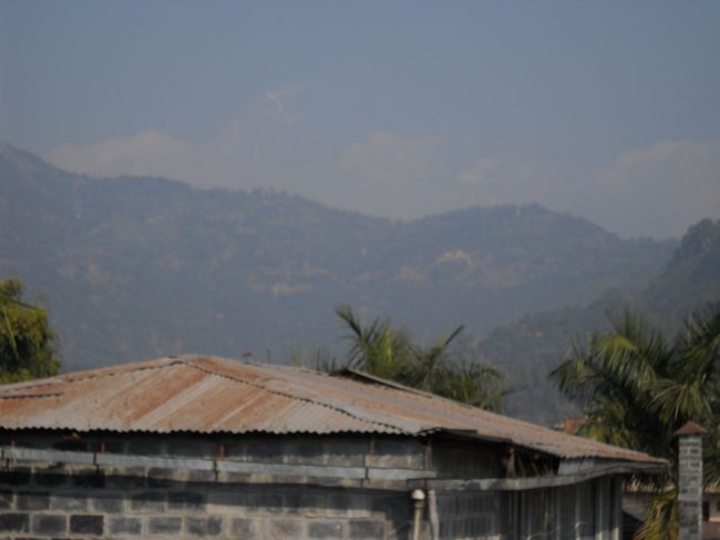 飛行機で到着した時にはかすかに見えていたマチャプチュレだが、ホテルの部屋でくつろぐ頃には雲に隠れてしまった。残念。