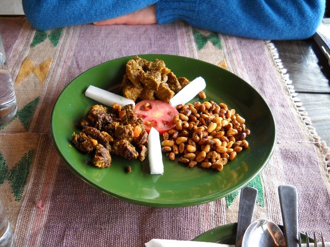 昼食。フェワ湖が見える「ネワリ・キッチン」へ。<br /><br />「ノン・ベジ・プレート」おつまみセットみたい。<br /><br />Musya(spiced roasted soybean)・・豆まきの豆にスパイスをからめた感じ。あーーもうすぐ節分だ！<br /><br />Chhway La(marinated buff chanks)・・スパイシーな水牛の肉。とても顎が鍛えられる。<br /><br />Sukula(dried spiced buff)・・こっちの肉は干し肉。香ばしさがあって美味しかった。しかし、これも顎の運動になります。<br /><br />白いのは大根。生です。こういう外国人向けのレストランなら生野菜を食べても問題ないのかな・・と思ったけど、まだ旅は始まったばかり。残しました。<br />