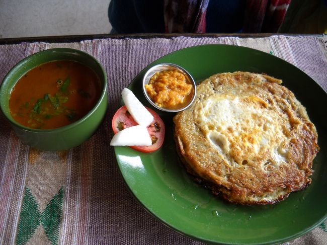 右は、Wo-Khay(卵入り)・・一口食べて、山芋がたっぷり入ったお好み焼きを想像した。周りはパリッと、中は少しねっとり。しかし、豆の粉で作られているらしい。ほんのりピリ辛。<br /><br />Kwati(traditional Newari soup mafe of nine varieties of legumes)・・9種類の豆が入ったスープ・ネワリ風。<br />辛い！カレーっぽいけどカレーとは違った味。散らしてあるパクチーがいいアクセントになってて美味しい。けど、辛い！<br /><br />プラス水１本で583ルピー。