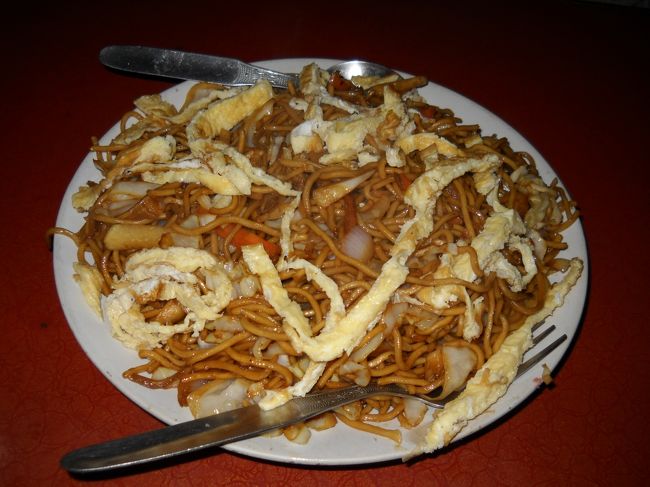 夕食は「D.B.Momo」へ。<br /><br />店の中は暗い。明かりは蝋燭のみ。厨房も蝋燭とコンロの火の灯りだけ。<br />店は満員。かろうじて1テーブル空いていた。<br />お客さんは何人かよく分からないけど、とにかく東洋人ばかり。<br /><br />お店のぽっちゃりすぎる奥さんは日本にもよくいる定食屋のお母さんって感じの人。オーダーも「自分でこの紙に書いて」って紙と鉛筆を渡される。とっても気さくで、とにかく明るい。<br /><br />メニューには日本料理も韓国料理もある。<br /><br />写真は「Egg Chowmein」・・卵入り焼きそば。卵は目玉焼きではなくて、厚目の薄焼き卵の太切りが載っている。味は薄味。<br />しかし、すごいボリューム。超大盛り。<br /><br /><br />