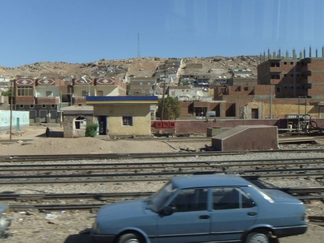 １２時４５分ころ見た光景は、このようなものです。そろそろアスワンです。エジプト南部に住んでいるヌビア人は、普通のエジプト人とは違う独自の文化をもつそうです。向こうの丘には、ヌビア人独特の２階建ての家があるようなのですが、よく分かりません。