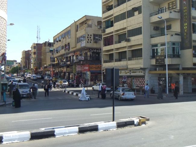 １２時５５分頃、アスワンのレストランのところに到着。レストランの向かい側はこんな感じで、少しだけにぎやかそうです。レストランに入ります。ここから先は小さなバスに変更です（何故かアスワンはこうした小型バスで回るのです）。荷物を全て持って降りなければなりません。スーツケースは自動的に移しかえてくれますが、荷物１つで旅行をしている（特殊な）わたしには面倒です（事前に小さなかばんをしまって１つにまとめておきましたので大丈夫でしたが）。