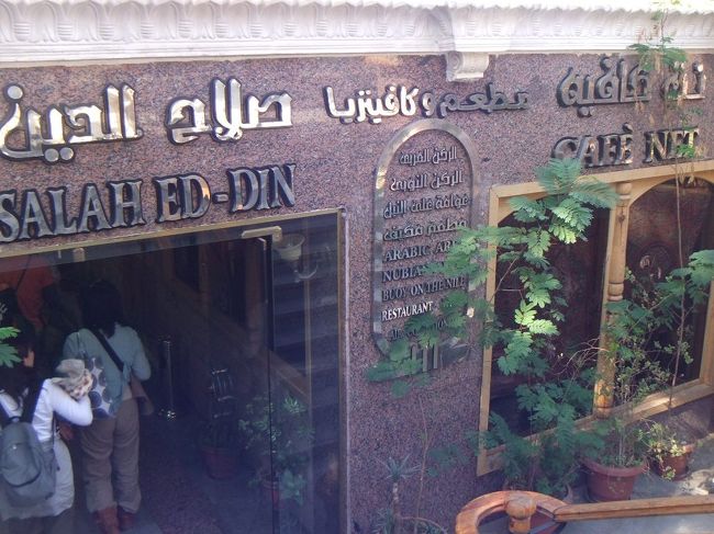 実はその船が今回のレストランです。ここが入口で、