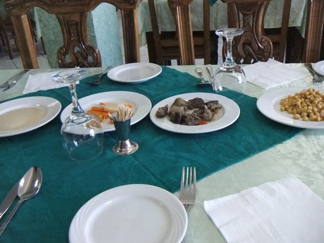 既にいくつかの前菜が並んでいます。一番左に見えるのはエジプトで定番のタヒーナ（ゴマのペースト）です。左から２番目は塩辛いおしんこのようで、あまり評判がよくありません。その右はナスで、潰して使うようです。一番右はマメです。マメも、エジプトではよく出されます。