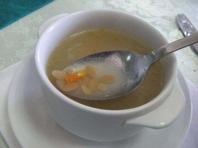 スープには、マメを半分にしたようなものが入っていますが、これはパスタです。このスープを、ショルバト・リサン・アスフール（スズメの舌のスープ）と呼びます。これも、エジプトでよく出されるスープです。