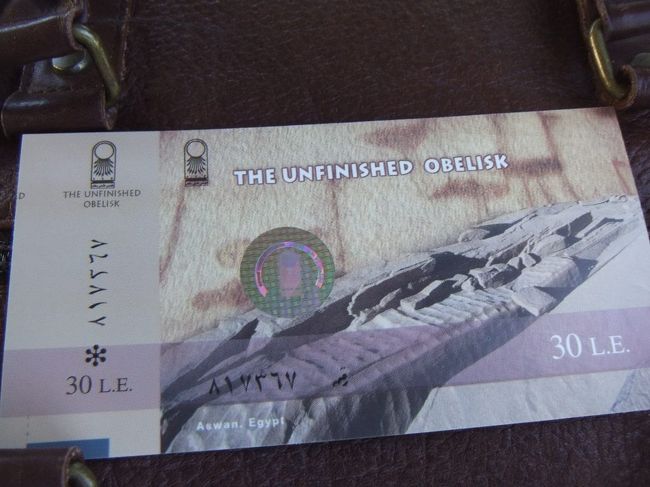 切りかけのオベリスクへ行きます。アスワンは昔、花崗岩の産地でした。ここには、当時の石切り場からオベリスクを作って取り出そうとした跡があります。最近の調査によると、ハトシェプスト女王の時代のものらしいです。途中でヒビが入って放置されてしまったようですが、完成すれば長さ４０ｍ以上の最大のオベリスクになっていました（現在最大なのはカルナック神殿にあるハトシェプスト女王のオベリスク）。直前に添乗員さんが狭いバスの中でチケットを配ります。１４時到着。