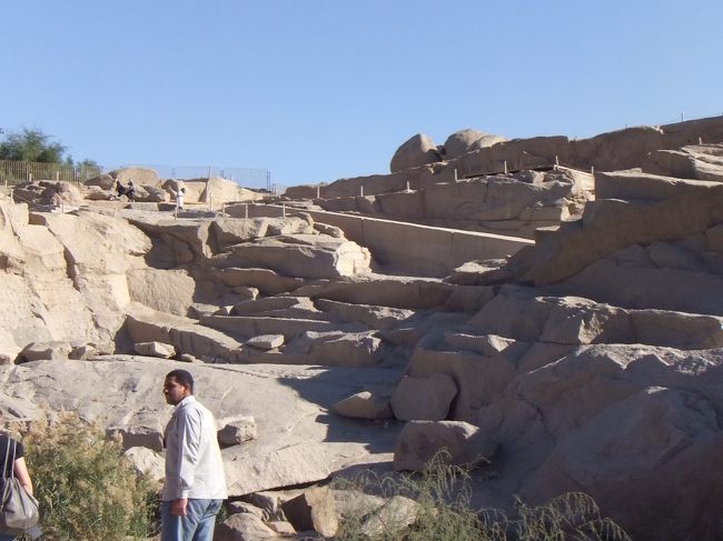 古代の石切り場は、大きな公園のようになっています。切りかけのオベリスクは、正面の高いところに斜めに横たわっています。左から上っていって、オベリスクの周りを時計回りに一周して戻ってくるのです。ふくよかなガイドさんは、滑ると地震が起きますからと口実をつけて、上へは行ってくれません。下で説明して１４時１０分に自由時間、集合は１４時３０分にバスの中です。左上まで上ると、