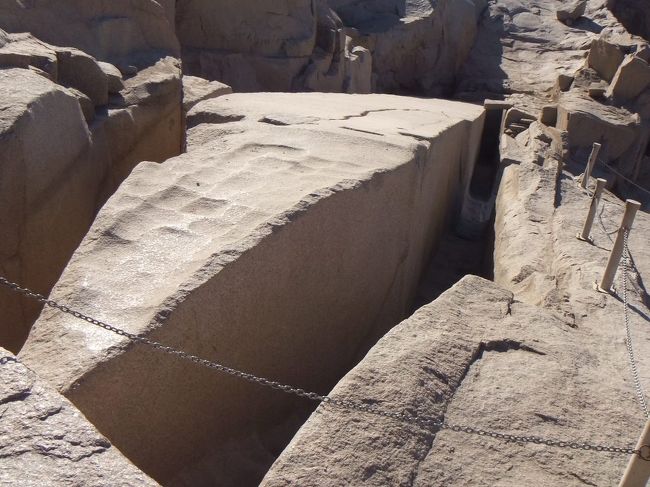 オベリスクの先端があります。先端には、削られた跡がたくさんあります。向こうにはヒビが入ってしまっています。