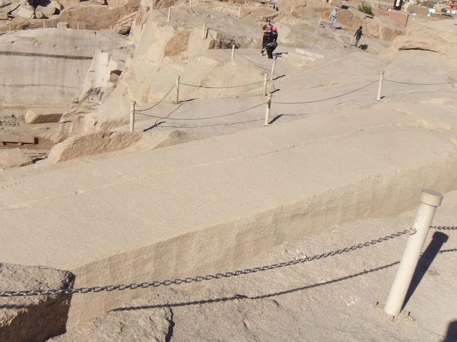 オベリスクの上の面には一直線にヒビが入ってしまっているようです。側面には削られた跡のような模様がたくさん見えます。オベリスクを切り出すには、岩に少し切り込みを入れてから木の楔（くさび）を差し込み、水に濡らして木を膨張させて割ったそうです。