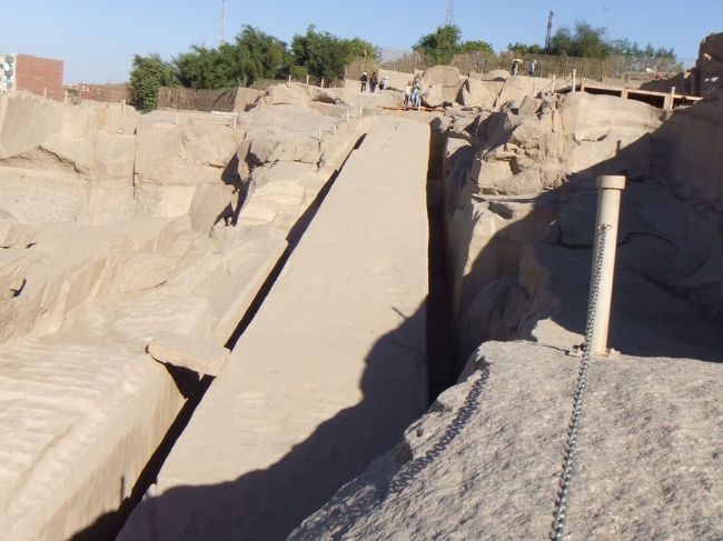 オベリスクの根元の方まで来ました。向こう側が先ほど見た先端です。