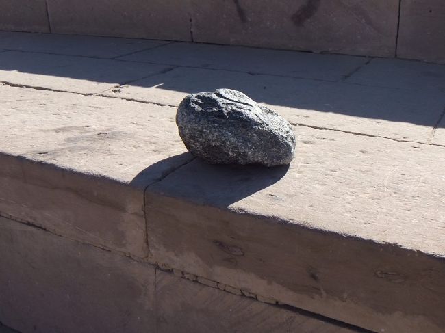 入口近くの段の上に、丸い石があります。玄武岩です。ガイドさんによると、これを使って表面を磨いたそうです。（他の人のホームページを見ると、これを使って岩に切り込みを入れたと書かれています。聞き間違いかも。）誰かが持ち去ってしまったのか、ここには１つしか見当たりません。