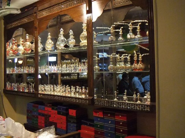 香水屋さんは、香水瓶も売っています。独特の綺麗な形をしています。エジプト土産の１つです。香水瓶作りの実演を見ます。