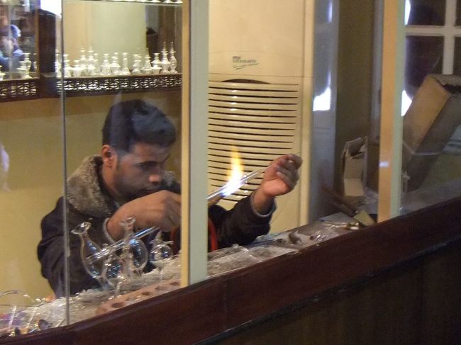 ガスバーナーでガラス管を熱します。