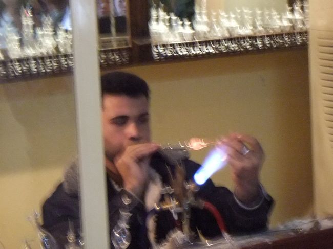 膨らませます。わたしも化学の実験でやりました。でも、綺麗な香水瓶の形にするのは立派です。