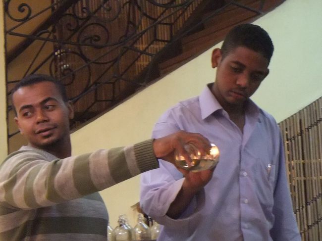 次は、香油のある地下に案内されます。ここでいきなり、香油の入った瓶にライターの火を入れるという、恐ろしげなことをします。でも燃えません。純粋な香油は、アルコールが混じっていないのです。