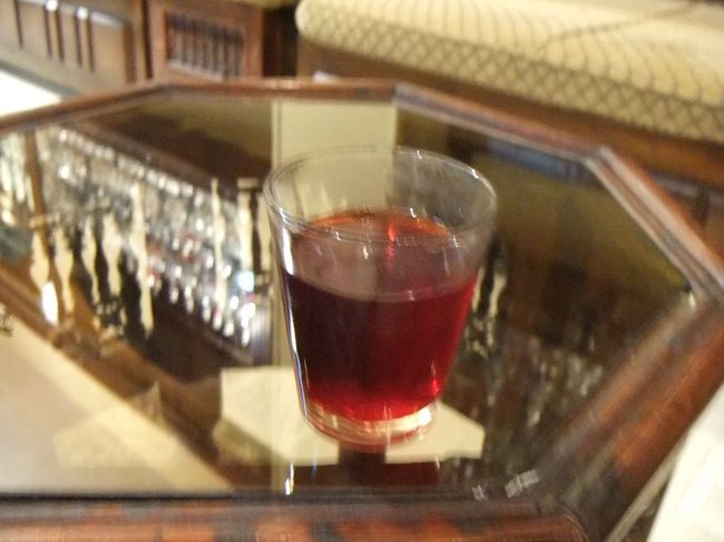 無料のドリンクサービスもあります。飲み物を選べます。わたしは、カルカデ（ハイビスカスティー）を頼みます。エジプト人がよく飲みます。なるほどさっぱりして、悪くない味です。マッサージのサービスもあって、誰かがやってもらいました。注文用紙と鉛筆を配られて、そこに書いてあるいくつかの香油を順番に指や手の甲に塗ってくれて、香りをかがせてくれます。よくあるバラの香油の他、ロータス（ハス）もあります。確かにいい香りです。ブレンドして、ラムセス２世などといった人の名前がついている香油もあります。ところで、予定の１５時１５分をとっくに過ぎています。添乗員さんも催促に来ますが聞く耳を持ちません。たまたま客がわたしたちだけだったので、逃したくなかったのです。一通り説明があります。説明が終わるころ、店員の数が増えています。少し怖いです。店員の一人がやって来ました。でも「要りません」というと、納得して立ち去りました。悪徳業者ではなさそうです。わたしは１階に上がって香水瓶を眺めながら退屈な時間を過ごして１６時５分出発。