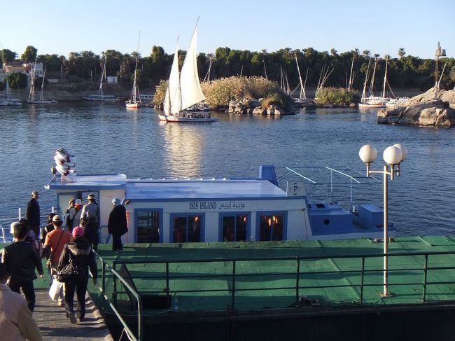 今夜のホテル「イシスアイランド」に向かいます。でも、このホテルはナイル川に浮かぶ島にあるので、船で行かなければなりません。１６時１５分、船着場に到着。「ISIS ISLAND」と書かれた専用船に乗り込みます。