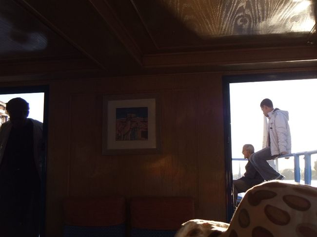 客室に座って正面を眺めますが、外が気持ちよさそうなので、