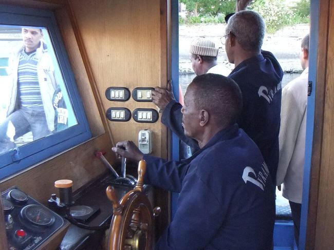 操縦室を横目で眺めながら、