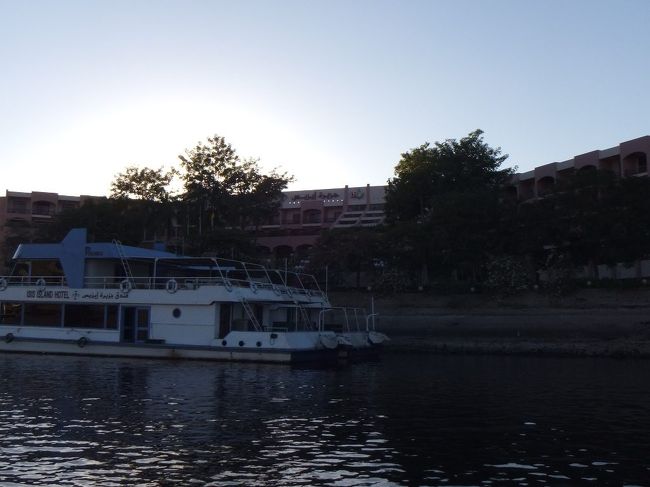 やがて「イシスアイランド」に到着です。あいにく、夕日が向こうにあって逆光なので、きれいに撮れません。