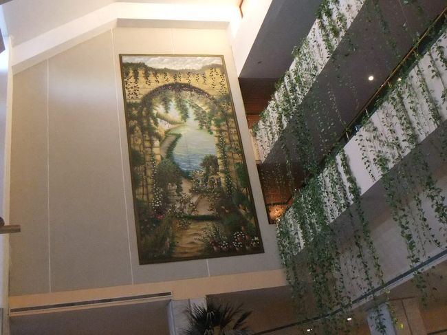 吹き抜けになっています。明日の予定を聞きます。モーニングコールは恐怖の２時３０分（モーニングというのでしょうか）。集合出発は３時３０分です。鍵を配られて、部屋に行きます。１６時３５分ころ部屋に到着。