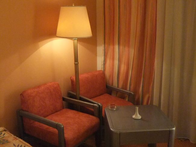 部屋には座ってくつろげる場所があって、