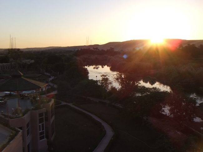 ナイル川が見えます（逆光でシルエットのようになっていますが）。