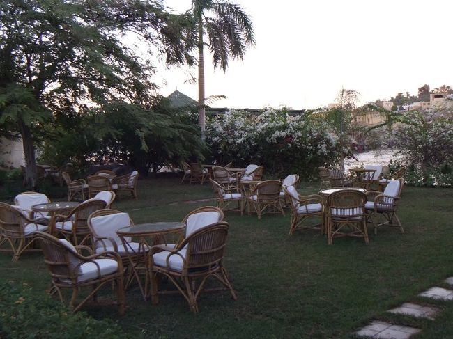 時間があるので、庭を歩いてみます。このような庭があって、