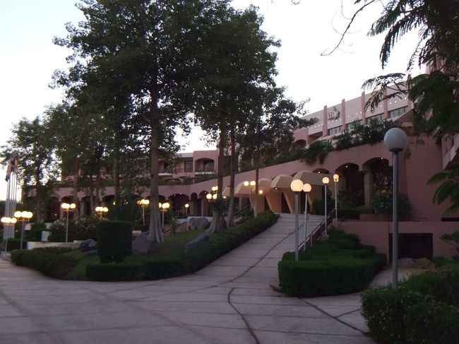 ナイル川や対岸を眺められる場所もあります。他にもいくつか、ちょっとした庭や休める場所があるようです。暗くなってきたので戻ります。照明がついています。