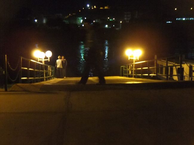 １８時にロビーに集合して、夕食を食べに行きます。夕食だけでも、船に乗って行かなければなりません。夕食専門の人がキープしてあった船を、（別の）Ｈ社の似たようなツアーの人たちに間違えて乗っていかれてしまい、しばらく待ちます。やっと船が来て乗ります。真っ暗な川を進んで、レストランのある場所に到着。