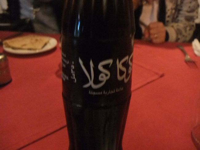 コーラを頼みます。アラビア文字で「コゥカァ・コゥラ（だと思いますが違うかも）」と書かれています。