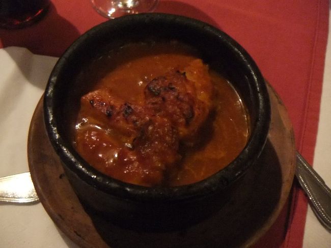 メインはタジン（つぼ料理）です。白身魚のかたまりが中にいくつも入っていて、トマトベースの味付けがされています。少しクセがあるようにも感じましたが、みなさん美味しいと言って食べています。