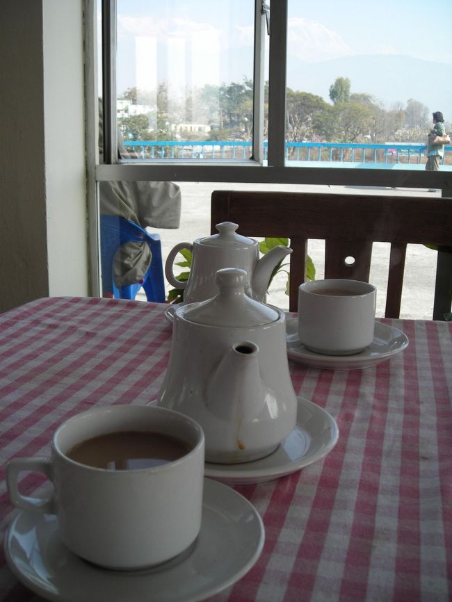 ホテルをチェックアウトして空港へ。<br />タクシー代・300ルピー。<br /><br />こっちのタクシーは小型なので大きなスーツケースだと車の屋根に乗せられてしまう。特に紐でくくりつけるわけでもなく。カーブで振り落とされないのだろうか？<br />幸い私たちのカバンは助手席にすっぽり収まったので安心して空港へ。<br /><br />空港の２階にはレストランがあった。チャイを飲んで時間をつぶす。<br />チャイ２杯分・180ルピー。<br />