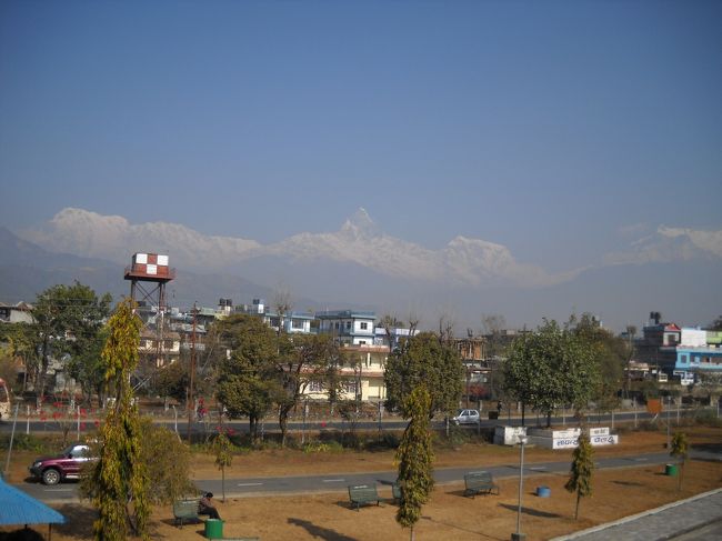 が、<br />夫はチャイも飲まずにレストランのテラスで写真を撮るのに夢中。