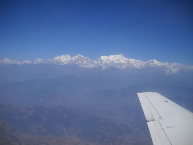 帰りも飛行機の窓からはヒマラヤ山脈が見えました。<br /><br />カトマンドゥ空港に到着。タクシー乗り場に行く(ここはチケット制)。<br /><br />「バクタプルまでの道路は今、事故があって通れない。今日はとりあえずカトマンドゥに行かないか？」と勧められる。<br />「そういうワケにも行かないんだ」と言うと、カウンターの男性は携帯電話で情報収集をしてくれた。<br />で、「まだ渋滞はしているけど大丈夫そうだ」と。<br /><br />空港からバクタブルまでのタクシー代・650ルピー。<br /><br />確かに道路は渋滞していた。おまけに砂埃がひどくて息ができない！<br /><br />バクタプルの町に入る手前で入場料を支払う。1人10ドル。パスポートの提示も必要。<br />