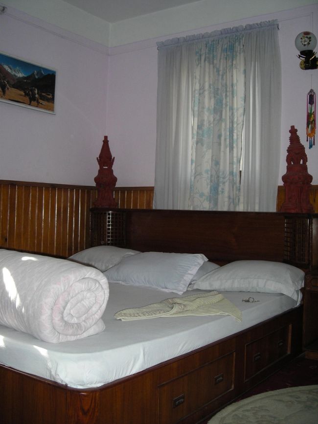 空港のタクシーカウンターの男性は「バクタプルからカトマンドゥに戻る時はタクシーを拾いにくいから、彼(バクタプルまで乗せてもらうタクシーの運ちゃん)にお迎えを頼んだ方がいいよ。金額は行きと同じ650ルピーだから」と言われていた。<br /><br />バクタプルに着いて、帰りの時間について話したついでに「ちなみに650ルピーでいいんだよね」と確認してみた。<br />すると、「ダメだ」と言うではないか！<br />「なら、いくら？」と聞くと、<br />「いくら払うか、そっちから言え！」ときた。<br /><br />すると、近くにいた子供たちがワイワイと寄ってきた。１人の男の子が「この辺にタクシーはいっぱいいるよ！(英語で)」と言ってきた。<br />タクシーのオジサン、子供に向かって「(ネパール語・たぶん)黙れ！」と怒鳴った。<br /><br />ということで交渉決裂。<br />