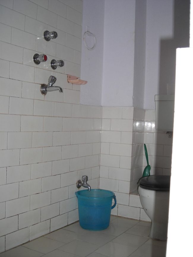 今日のお宿は「バゴダ・ゲストハウス」。<br />泊れる部屋はありますか？と尋ねてみると、25ドルと30ドルの部屋が空いていた。心地良さそうな30ドルの部屋に決める。(＋サービス料10%で33ドル)<br /><br />ここは夜10時〜朝10時まで電気が使えた。それ以外の時間帯は自家発電になるので蛍光灯が１つ灯るだけ。<br />電気がきている時間はちゃんと温かいお湯も出て快適だった。<br /><br />翌朝、カトマンドゥに行くタクシーについても宿の人に相談してみる。600ルピーで手配してくれるとのこと。<br /><br />ゲストハウスはトゥマディ広場からほんの少し入った場所。観光にも便利だった。<br />