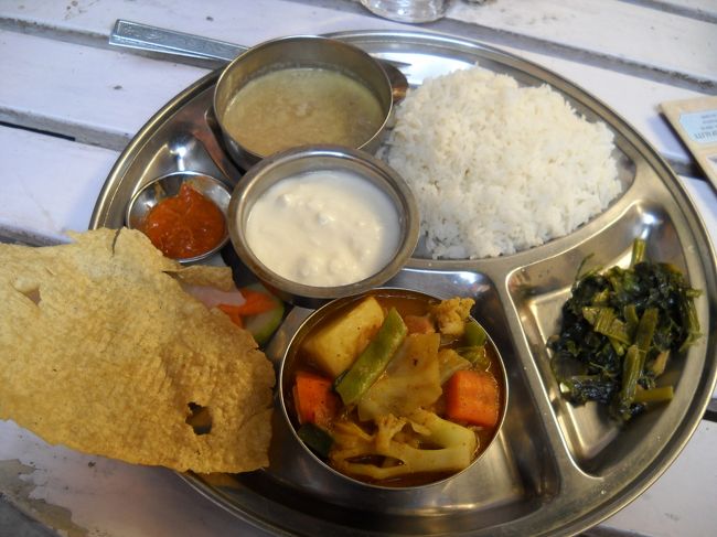 まずは腹ごしらえ。「ネワ・ファミリー」というレストラン。<br /><br />「ベジ・ダルバート」<br />野菜のカレーは辛いけど美味しい！豆のスープのようなものは塩辛くて、ご飯にかけて食べるとちょうど良い感じ。それに青菜炒めとヨーグルト(甘くておいしい)。<br />ご飯の他に小麦粉を練って作ったポテトチップスみたいなものも付いてくる。パリパリしててこれも旨い！