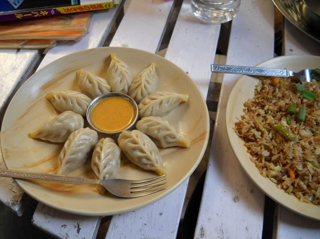 香ばしくてパラパラの炒飯とモモ。<br />モモの包み方は芸術的。中身はやっぱりスパイシーなカレー味のお肉。<br /><br />プラス、水・１本で275ルピー也。