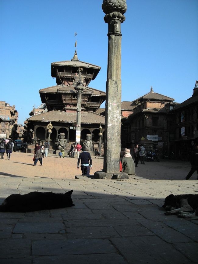 タチュパル広場のダッタトラヤ寺院。<br /><br />広場の中もバイクや車がクラクションを鳴らして走っていく。イメージとは違い結構賑やか。