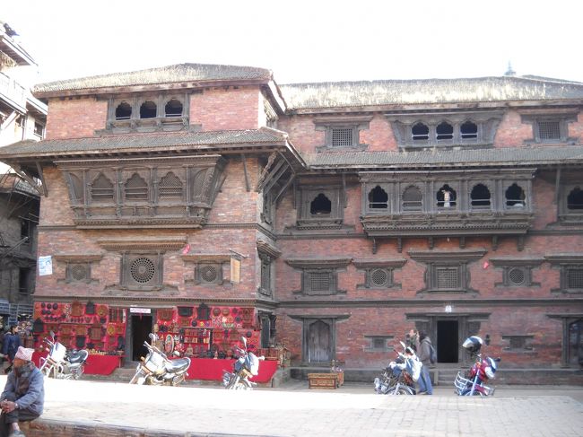 同じくタチュパル広場に建つ建物。<br /><br />どの建物も細工が細やかで美しい。しかし、旅行から帰ってきて写真を整理し始めると、正直、「これ何だっけ？」というものも多い。それだけたくさんの「おおっ！」と思える建物が並んでいる町だった。