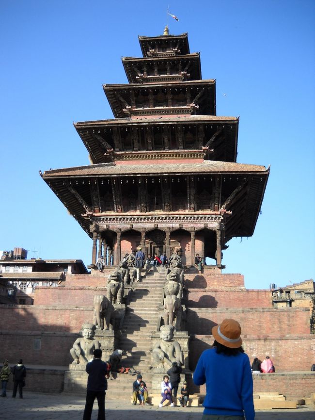 トゥマディー広場のニャタポラ寺院。<br />背が高すぎて上手く写真に納まらない。