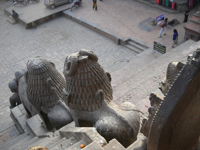 ニャタポラ寺院に登ってみました。ちょっと恐い。<br />