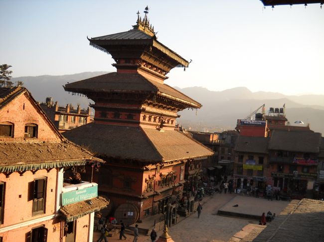 ニャタポラ寺院の上からの眺め。