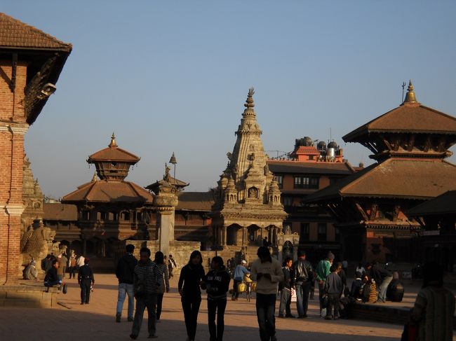 ダルバール広場。<br />日が落ちてきて帰宅時間かな。人が多かった。<br />タクシーの客引きも、自称ガイドも、物乞いの子供もたくさんいた。<br />