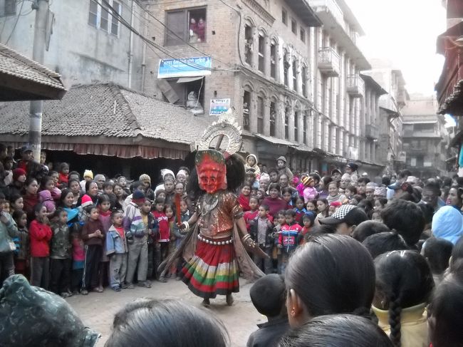 町を歩いていたら人だかりがあった。<br />お祭り？