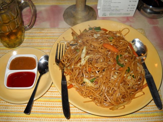 夫はまたヤキソバを食べている。<br />よく飽きないなーと感心する。<br /><br />ケチャップが添えられていた。薄味のヤキソバなのでケチャップを付けると「ナポリタン」のような味になると言って喜んでいる。１つで２度美味しい？<br /><br />プラス、ピール１本で759ルピー也。